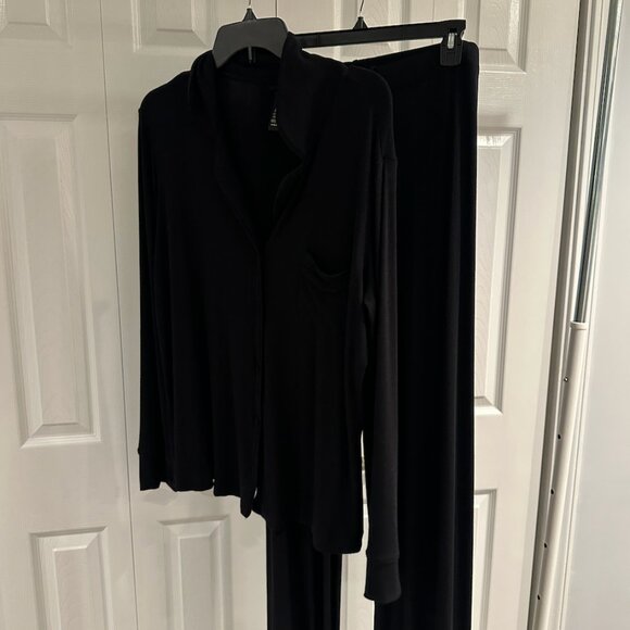 SKIMS Soft Lounge Sleep Set Medium in Onyx - Picture 5 of 7